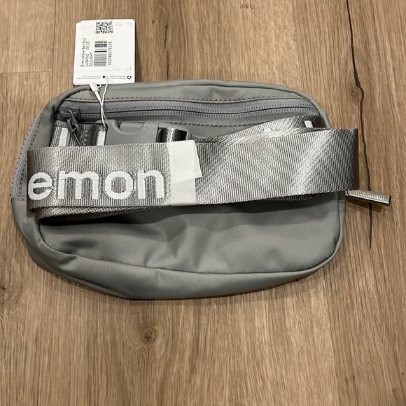 BNWT Lululemon Everywhere Belt Bag - Silverdrop with White logo on strap - Picture 5 of 5